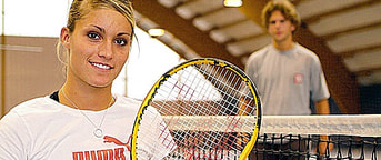 Jeune femme avec raquette de tennis Jeune femme avec raquette de tennis
